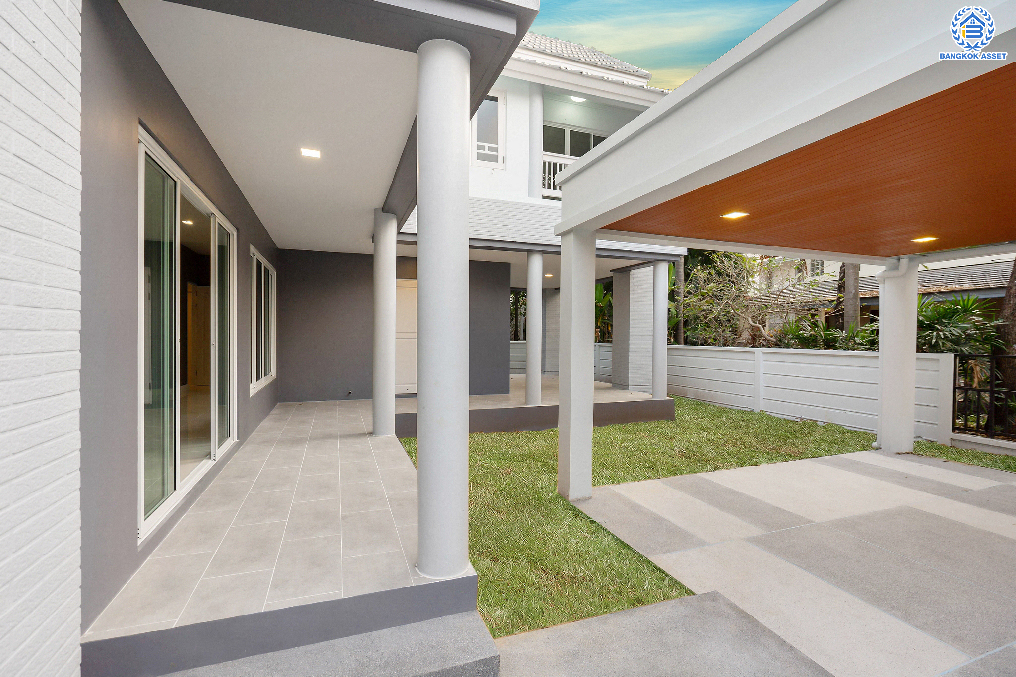 บ้านมือสองตกแต่งใหม่ ม.โนเบิลวานา ปิ่นเกล้า1 บ้านเดี่ยวหลังใหญ่ เนื้อที่ 65.6 ตร.ว. ฟังก์ชัน 3 ห้องนอน 4 ห้องน้ำ 1 ห้องแม่บ้าน จอดรถได้ 2 คัน บนสุดยอดทำเลเดินทางสะดวก หน้าโครงการติดถนนใหญ่บรมราชชนนี ใกล้ทางคู่ขนานลอยฟ้าบรมราชชนนี ม.มหิดล เซ็นทรัลศาลายา และรายล้อมด้วยสิ่งอำนวยความสะดวกครบ